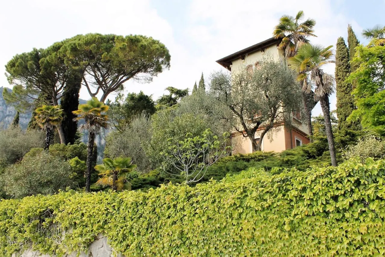 Villa Fasanella: Cottage Sulla Spiaggia 加尔达 度假居