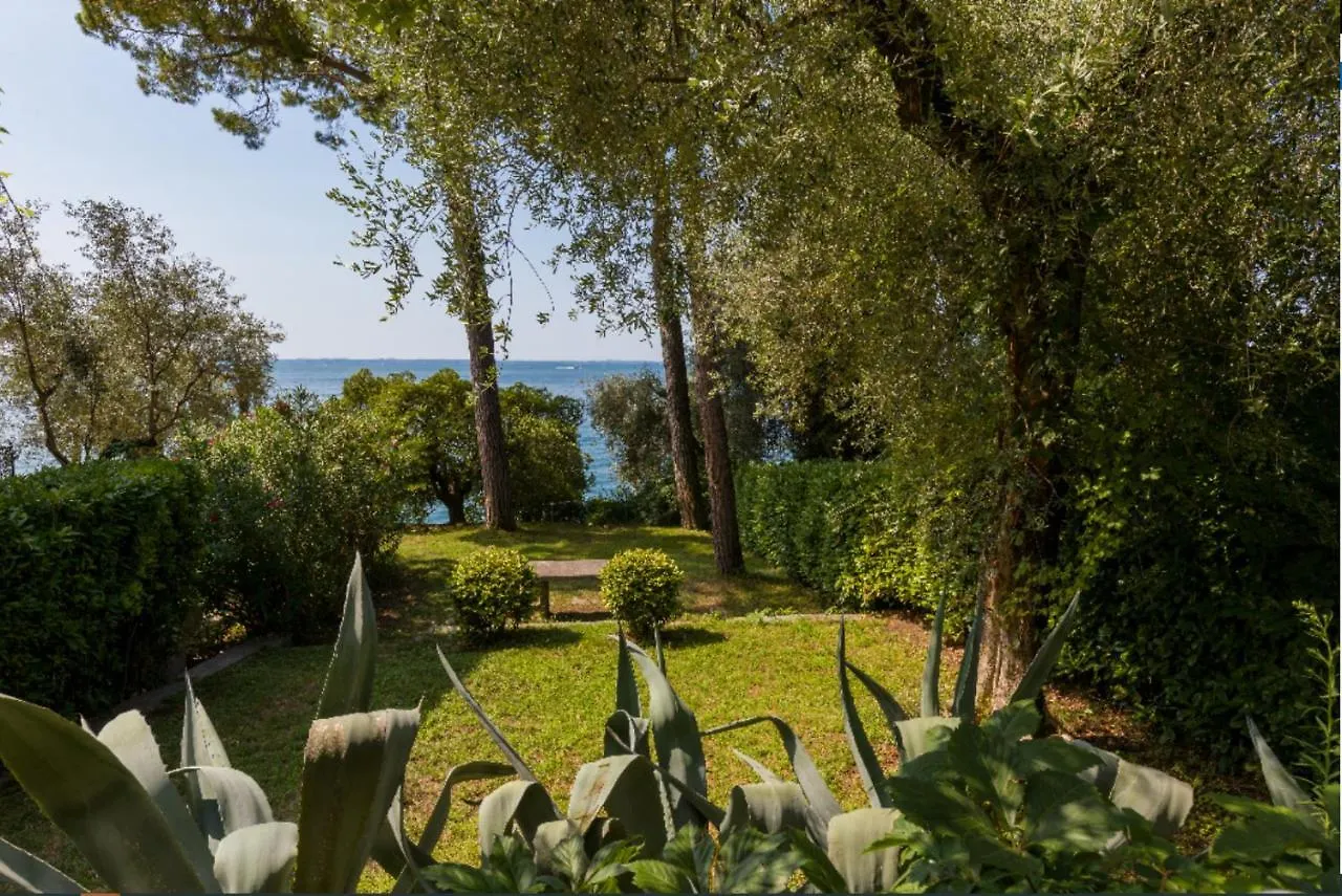 Villa Fasanella: Cottage Sulla Spiaggia 加尔达 度假居