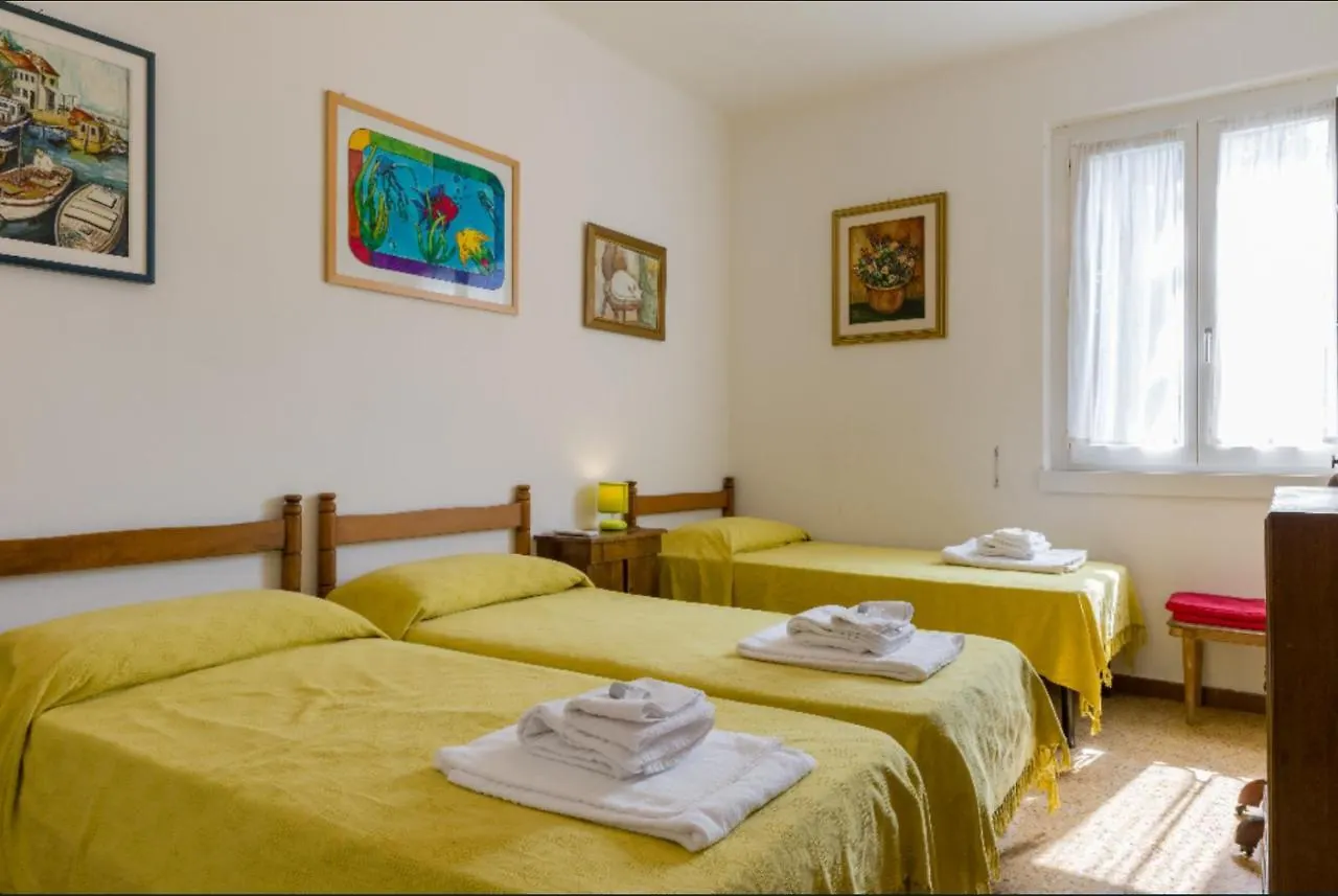 Villa Fasanella: Cottage Sulla Spiaggia 加尔达 度假居